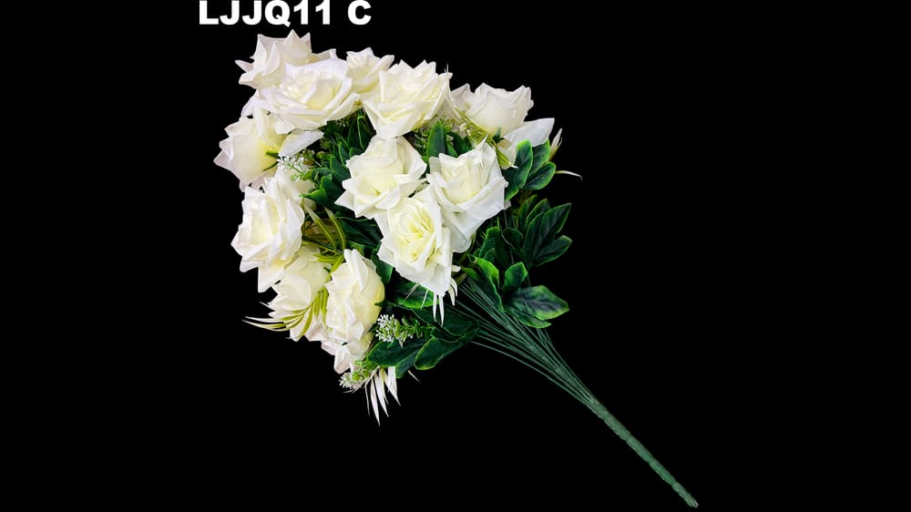 Ramo de rosas grandes con helechos. Mide 65 cm C