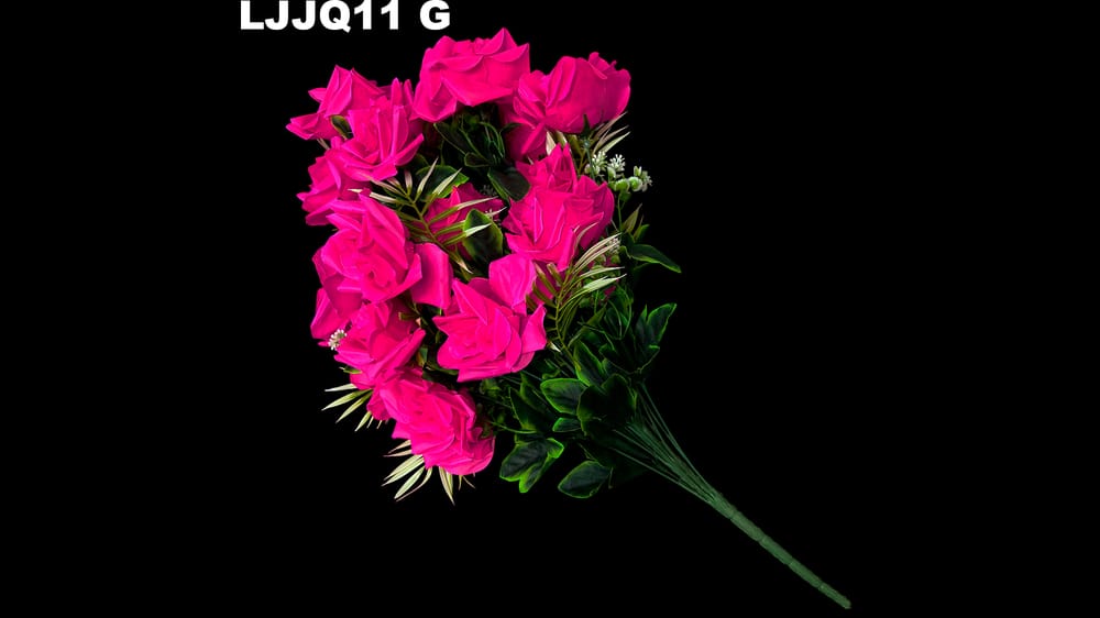 Ramo de rosas grandes con helechos. Mide 65 cm G