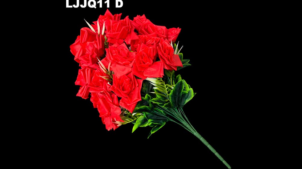 Ramo de rosas grandes con helechos. Mide 65 cm D