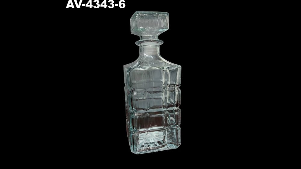 Licorera whisky cuadrada 1 litro. Mide 22.5 cm PIEZA