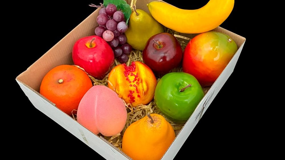 Caja con 11 frutas varias 