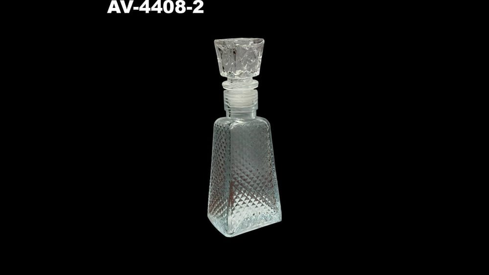 Licorera labrada piramidal. 100 ml. Mide 15 cm 