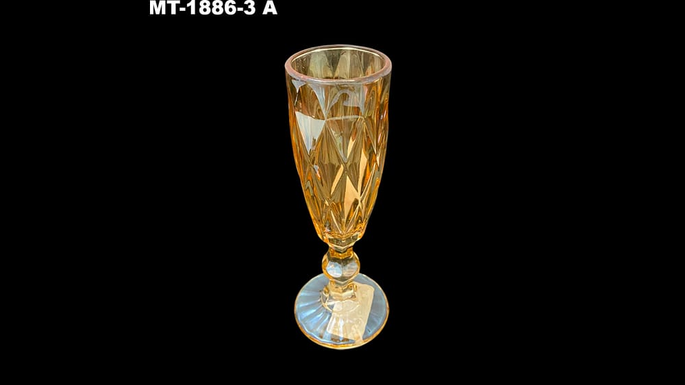 Copa nacarada de vidrio labrado. Mide 19.5 cm POR CAJA C/6